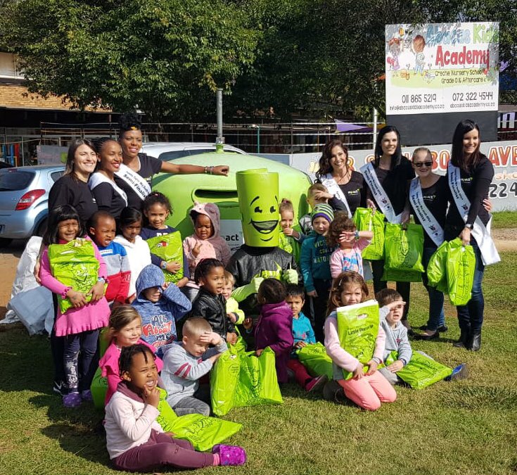 mrs_vee11's tweet photo. Mpact Recycling ๐ Live with the 3Rs =Reduce โป๏ธReuseโป๏ธRecycleโป๏ธ #MpactRecycling
Had a wonderful day with the ladies ๐๐๐ผremember ๐ฎwhenever and whatever you recycle means keep our country safe and clean #MrsSAIsGreen @tammytaylors #tammyqueen #tammylifestyle @MrsSAPageant https://t.co/83O1TWHD5e