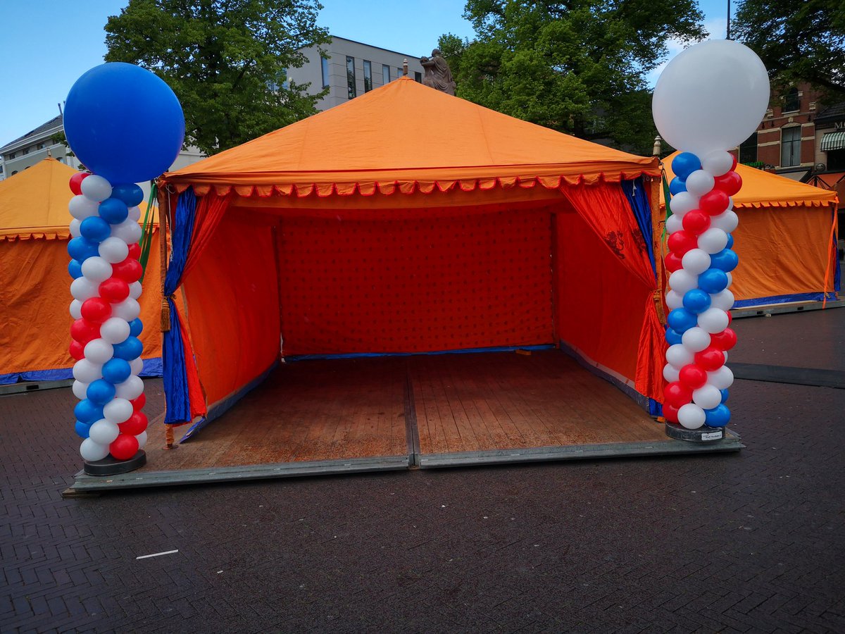 Oranjetent's tweet photo. Vier de #Bevrijding in #terneuzen met een originele sfeervolle oranje tent van https://t.co/Y8PApCYsSa 
#zeeland https://t.co/nEUffidG8Z