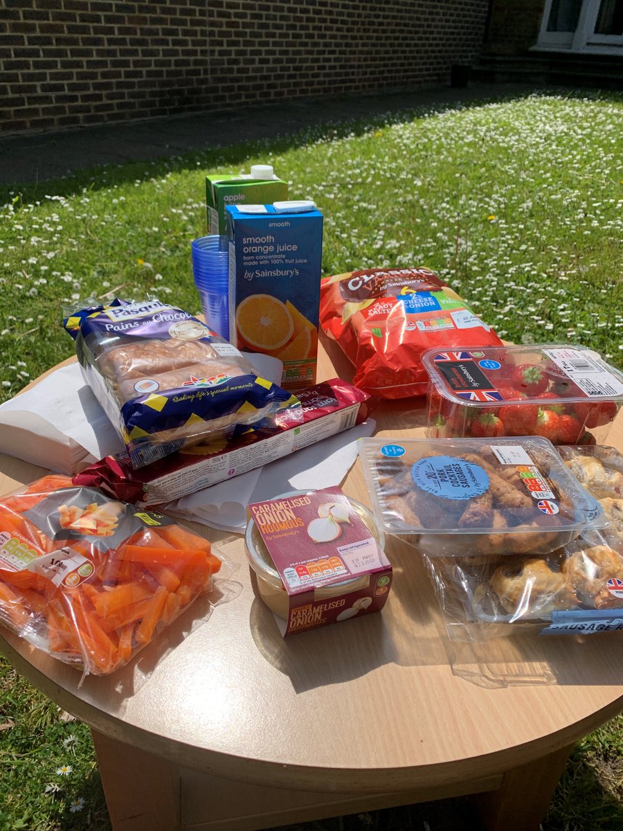 NPSLDN_BeckAP's tweet photo. Mental Health Awareness Week #empowerhalfhour at Beckenham. Reflected about the effects of prison and adapting to life after. Also took this time to celebrate a residents birthday earlier in the week. Enjoyed by staff and residents☀️ https://t.co/E04qm1Oa00
