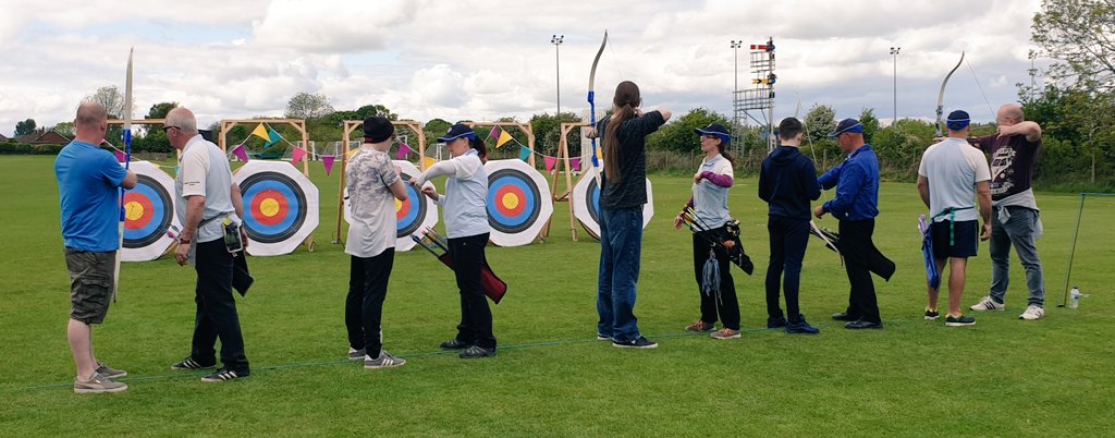 arrancoggan's tweet photo. @NortonArchers In full swing here and the sun is shining @NortonArchers @archerygb https://t.co/VPVy03OT8d