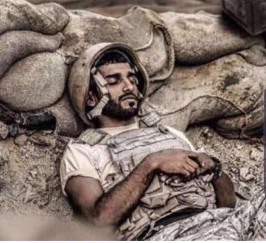 انظر إلى مائدة افطارك بين ابنائك وأهلك،انظر إلى مسجدك الذي تصلي فيه بأمان وروحانية ،انظر إلى غرفة نومك الوثيرة،تذكر أنهم تركوا هذا من أجلك ،كل لحظة جميلة تعيشها يعود الفضل فيها إلى #جنودنا_البواسل بعد الله،نصرهم الله وحفظهم بعينه التي لاتنام🇸🇦
#اسامه_سالمين
#الحد_الجنوبي
#١٤رمضان