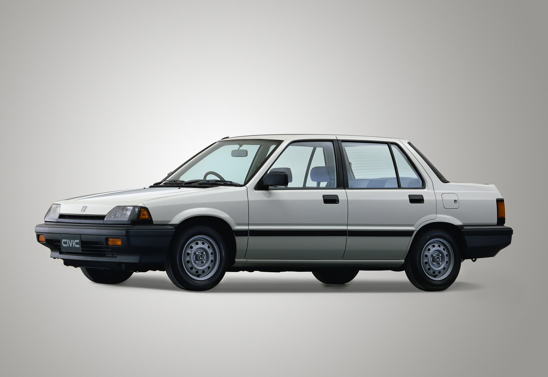 Honda History 歴代ホンダ車 1980年代 シビック 4door セダン 35m 19年10月 優れた空力性能とユーティリティスペースを両立させ フルモデルチェンジ 2代目シビックセダン誕生 1 5l 35m 水冷直列4気筒sohcエンジン 排気量1 4cc 最高