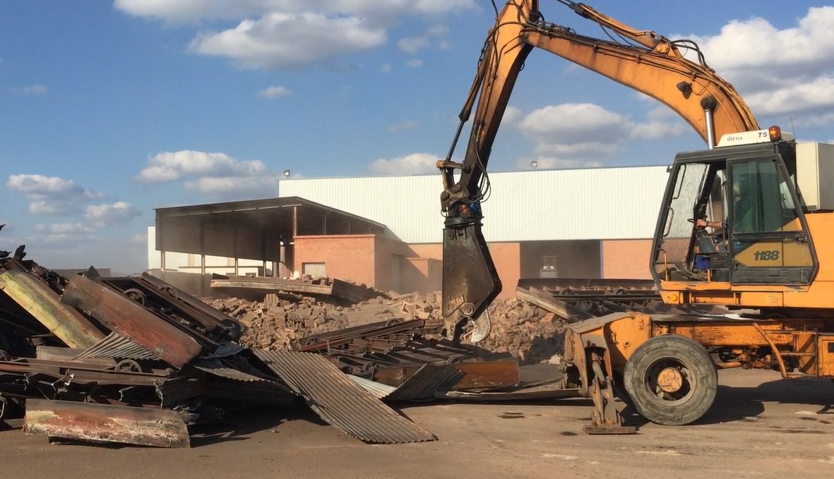 Después de nuestros trabajos en Bailén, demantelando y achatarrando una ladrillera, nuestro próximo destino es Villalonga. Valencia. Una nueva fábrica de ladrillo, un nuevo reto.