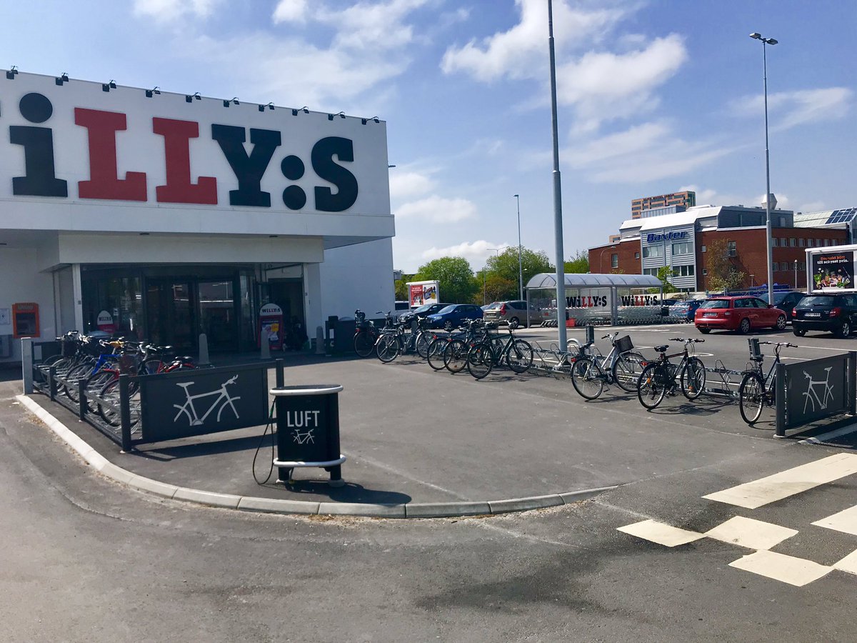CykelLiv's tweet photo. Vackert Willys i Lund - #cykel är löjligt bra prioriterat inkl pump, bra!! Dock risk för trångt typ fre em?! Särskilda lådcykelplatser vid nästa utbyggnad?! #cycling #bilfri #livutanbil https://t.co/QZ8VdFDMNM