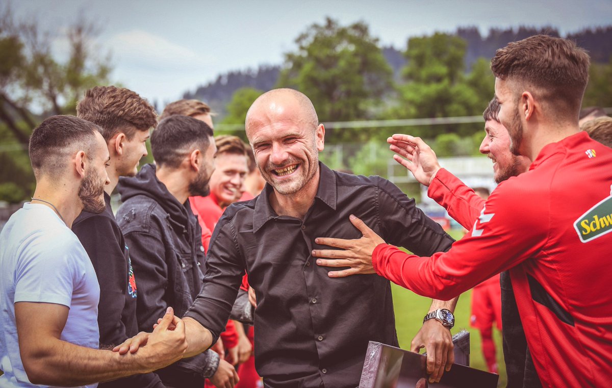 scfreiburg's tweet photo. Auch unsere #SCFU23 verabschiedet sich mit einem klaren Heimsieg gegen den @fsv_frankfurt in die Sommerpause. Sauber, Jungs 👏
Der Spielbericht zum erfolgreichen Ausstand des verdienten Kapitäns Ivica #Banovic ➡️ https://t.co/0fb8ZJ4r64
📸 Patrick Seeger https://t.co/Cq0L8XgWeE