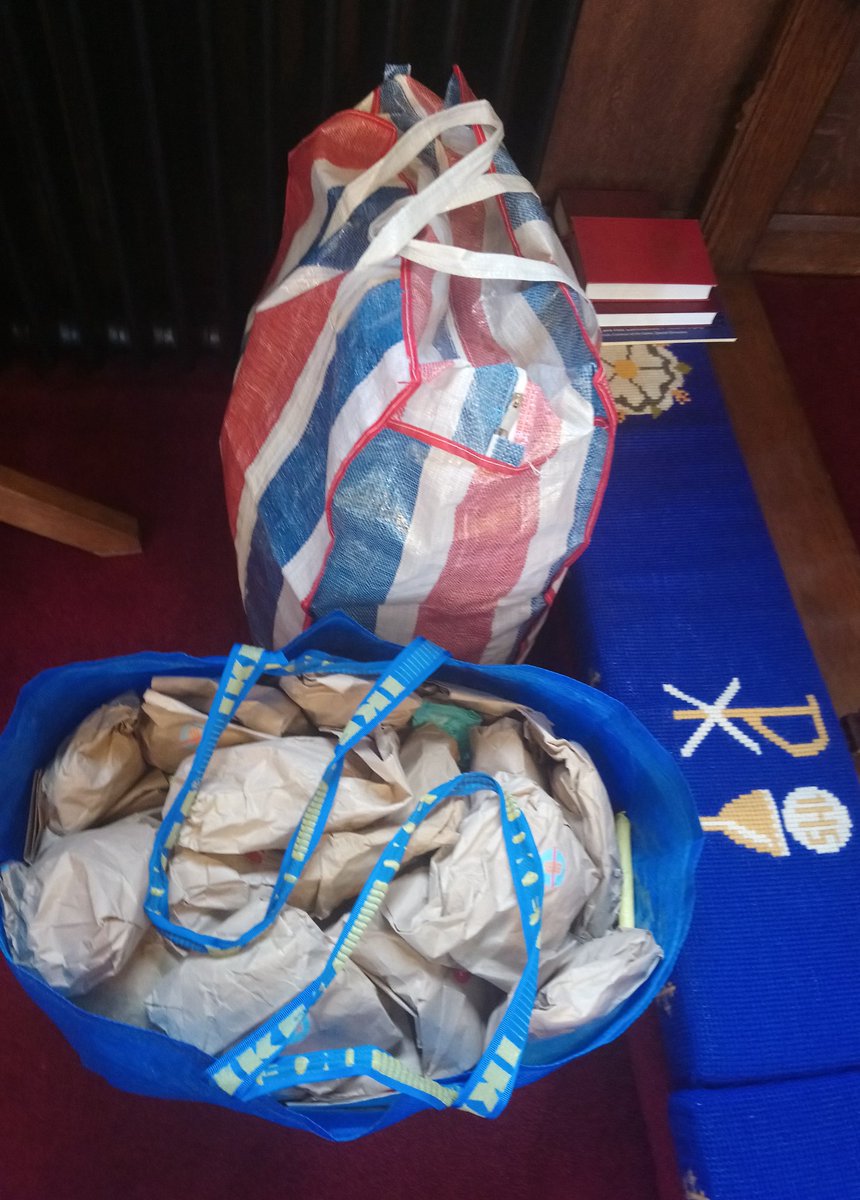 MUmanchesterdio's tweet photo. Had a little helper this morning dropping sanitary products off on the wonderful @jeanhurls @OldhamParish. Training @MothersUnion members of the future. Big thank you to @ReachOut_Com! #WorkingTogether #LoveOneAnother #DoTheSmallThingsWell https://t.co/lUN98Lg9fP