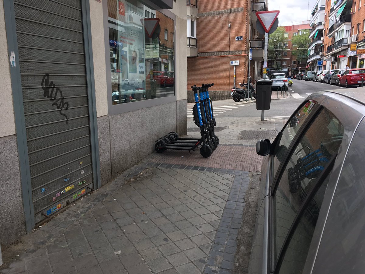 mabarroso's tweet photo. @gatopaulov @Lineamadrid @JMDCiudadLineal No puedo llamar a la policia por cada obstáculo. No es un problema puntual, no podéis fardar de movilidad y consentir esto. En gran vía no pasa, pero en mi barrio si. Ni en campaña fingís escuchar @Lineamadrid @AhoraCLineal @PSOECL @PodemosCLineal @ppciudadlineal @CsCiudadLineaL https://t.co/135xKSz5S7