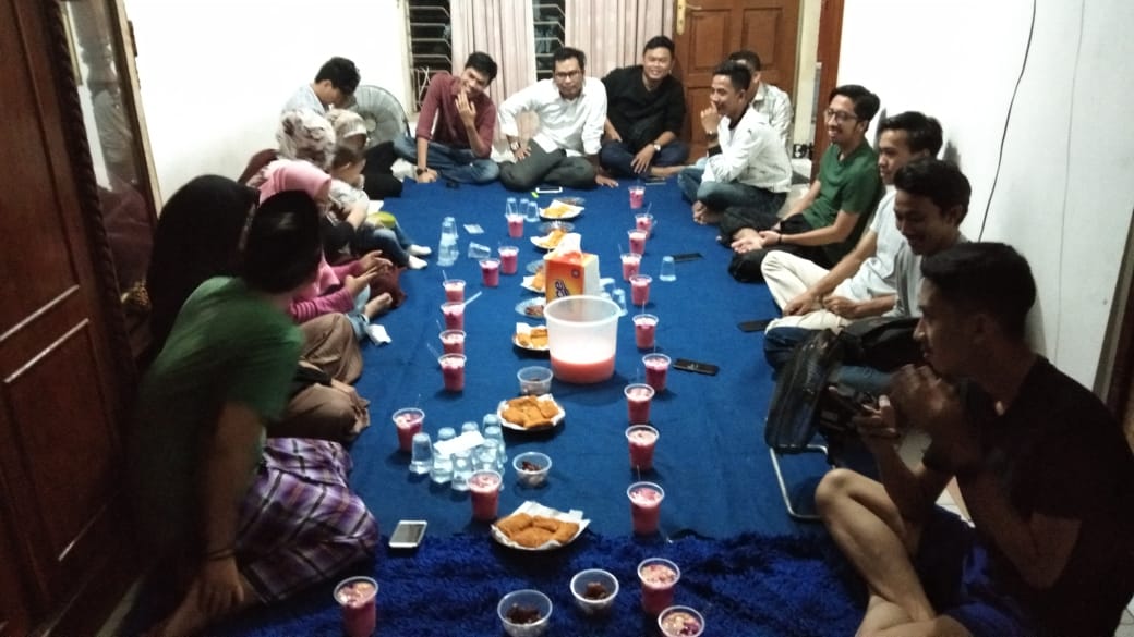 ikafishum's tweet photo. Suasana Buka Bersama IKA-FISHUM di kediaman Ketum Nur Faizin berlangsung Mewah (Meriah Penuh Tawa). Silaturahim itu asyik...

@UINSK @rozaki75 @jenDarain https://t.co/akULV6PZyb