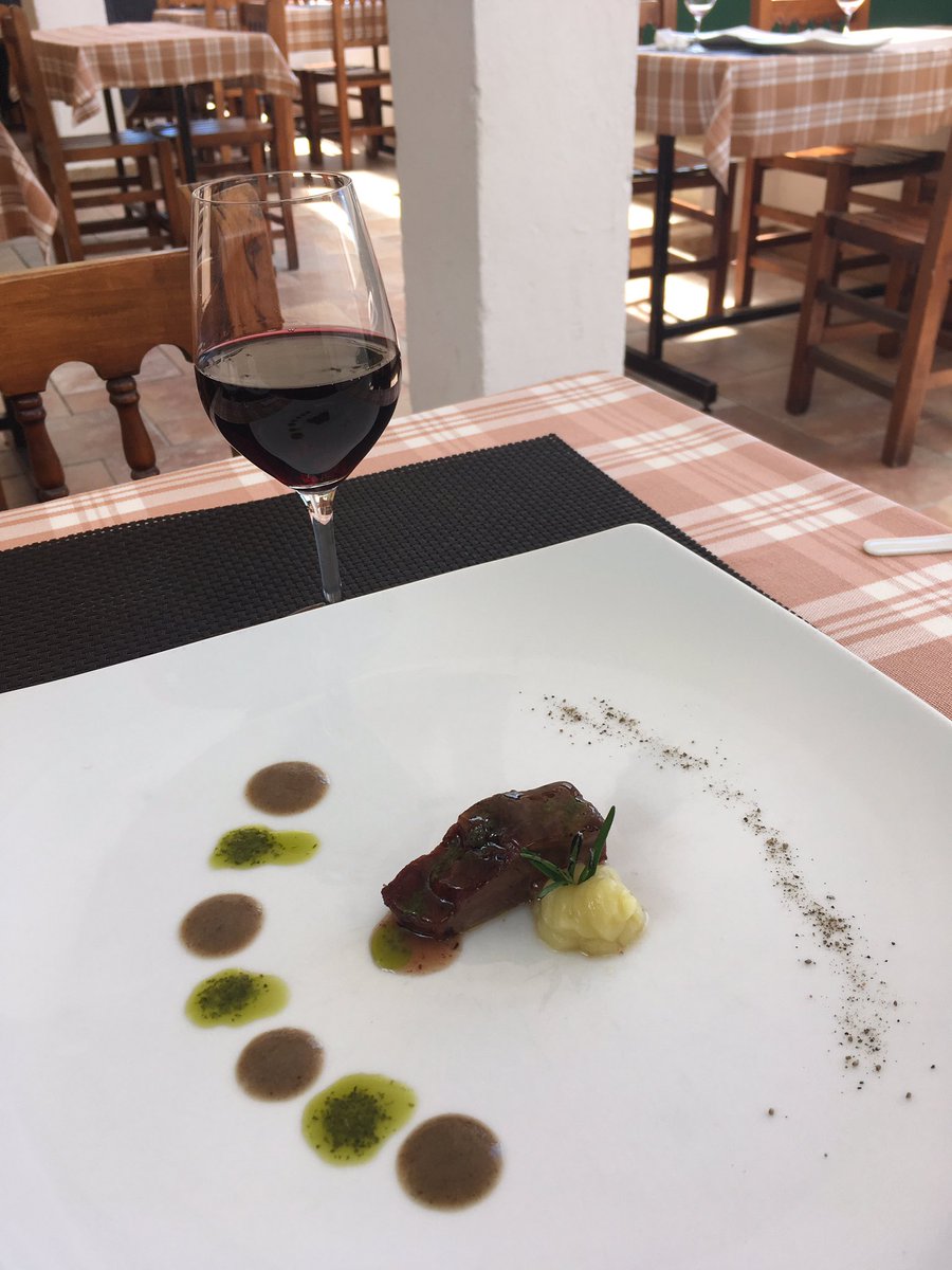 eduardrovira's tweet photo. Després d’un matí entretingut, primer amb la marxa Solidària de l’@escolaantina, l’ofrena i la batalla de 1713, ara ens toca fer una tapa al #Dtapes #Torredembarra https://t.co/LK3styHTPv