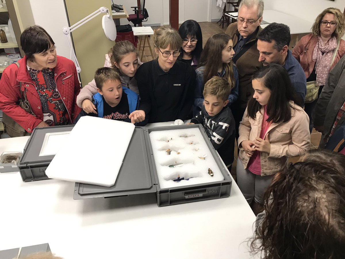 vinseum's tweet photo. Acabem el #DIM2019 embadalits amb la destresa i la cura amb que es guarden les col.leccions a #CalBerger, les reserves de @vinseum. https://t.co/5vhLY30t9a
