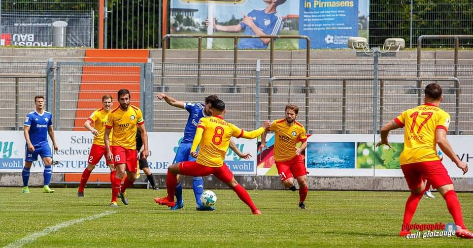 RLSWInfo's tweet photo. +++Bildergalerie+++
@fkpirmasens - @SV07Elversberg 1:3
⚽️ Torschützen:
0:1 #Tekerci 23‘
0:2 #Kohler 29‘
1:2 #Ludy 57‘
1:2 #Perstaller 71‘
👥 689
🏟 Framas Stadion Pirmasens
📸 https://t.co/MeFbGSwXyz
#RLSW #Regionalliga #FKPSVE #FKP #SVE #Pirmasens #Elversberg https://t.co/QcFItReGtz