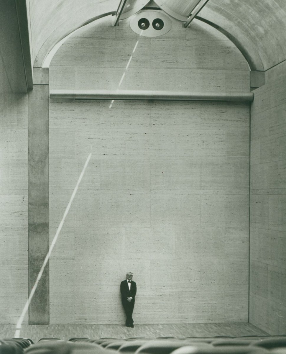 Speedmaster72's tweet photo. "Siento la Luz como el dador de todas las presencias, y el material como Luz gastada. Lo que es hecho por la Luz proyecta una sombra, y la sombra pertenece a la Luz." (Louis Kahn)
#LouisKahn #arquitectura https://t.co/P93LbbRfxy