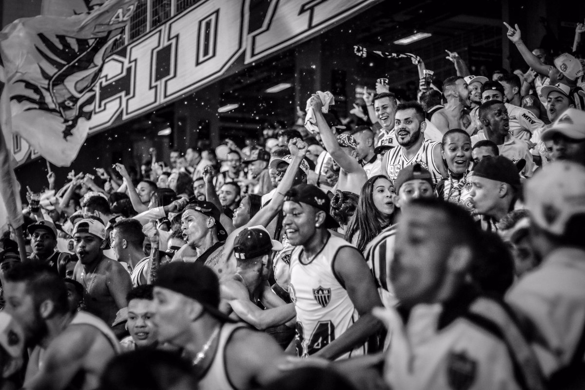 - Chuva de cerveja ✅
- Camisa voando ✅
- Cair nas cadeiras  ✅
- Desconhecidos se abraçando ✅
Confirmado:
É GOL DO GALO!