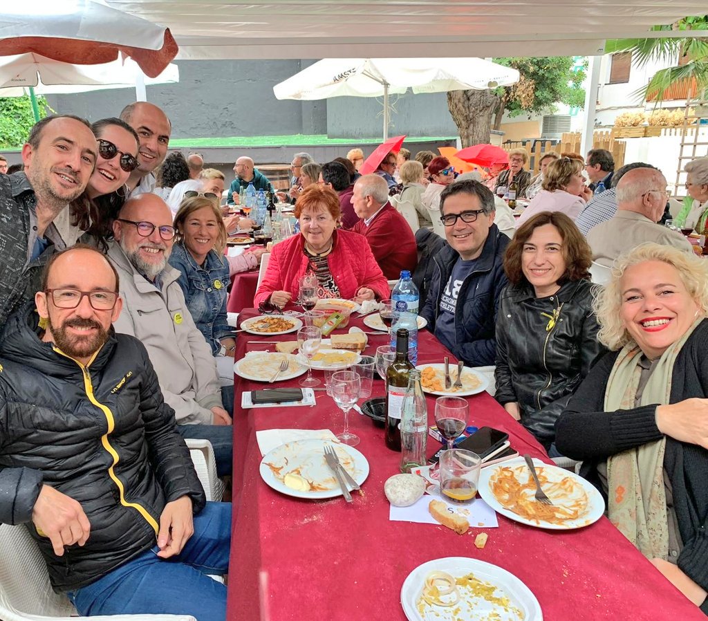 JuntsperSitges's tweet photo. Malgrat la pluja, avui hem pogut aprofitar el dia. "Matí de bones energies", com ha dit la @monicagallardo a la cursa PKU #Correperells i migdia amb bon humor, una mica mullats però entre amics, al dinar de Primavera del @CasinoPrado https://t.co/K9AMS3sNcV