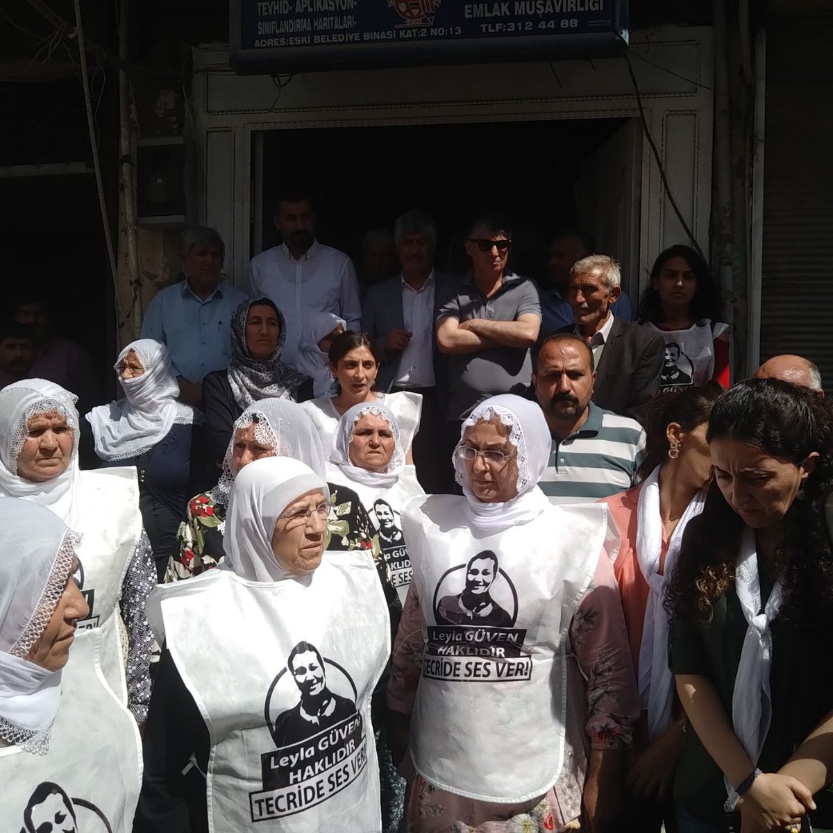 av_ebrugunay's tweet photo. Li Qoserê Dayikên Aştiyê îro dîsa li ser piyan bûn. Dengê dayikan her roj bilindtir dibe. Rojek berî rojekê divê daxwaza berxwedêran bê pejirandin. 

#Qoser 
#DayikênAştiyê https://t.co/lOekxYDgs7