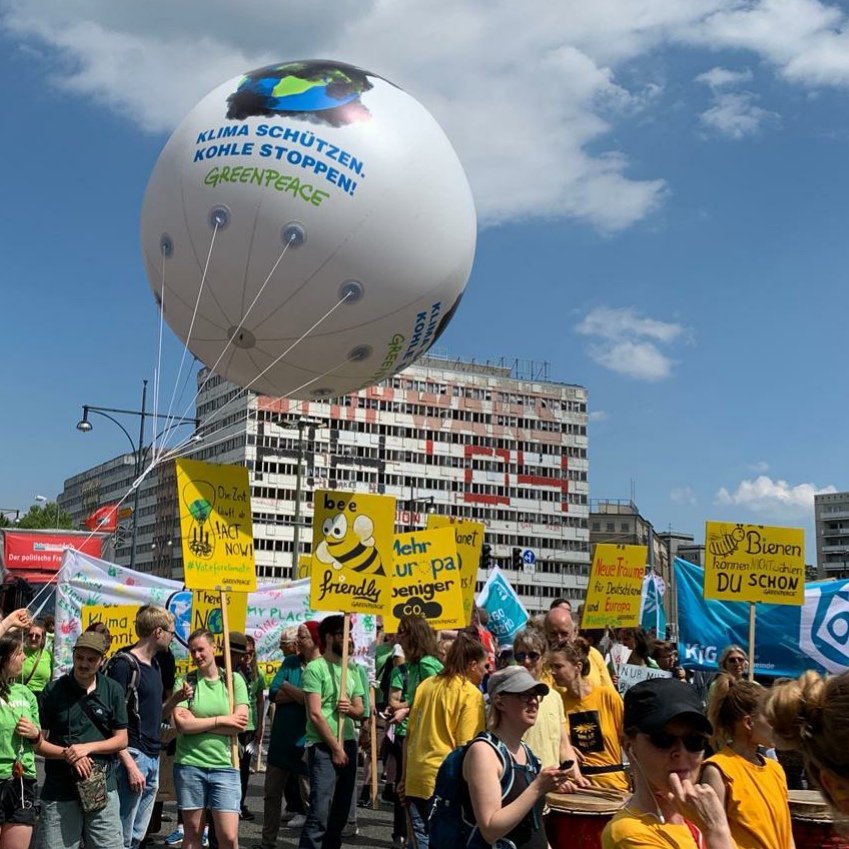In ganz Europa gehen heute Menschen unter dem Motto #1EuropaFürAlle auf die Straße. 
Wir melden mit diesen Bildern aus #Hamburg und #Berlin! 
In welchen Städten seid Ihr unterwegs? Postet Eure Bilder in die Kommentare!
#DeineStimmeGegenNationalismus #VoteForClimate
