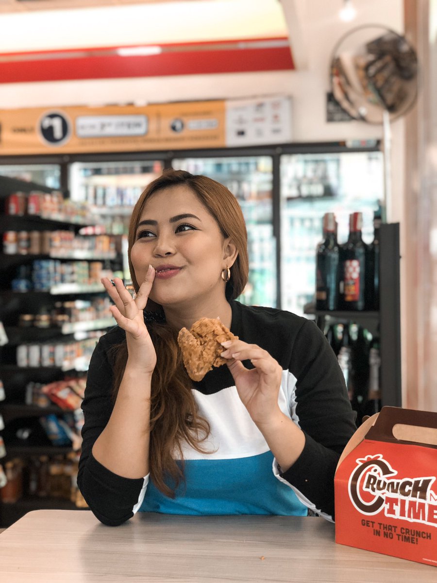 BaninayBautista's tweet photo. tried the crunch time on 7eleven earlier and i was suprised, ang sarap pala ng new flavors nila! my fave is the soy garlic. 🤤 #711Flavorites

PS: ang ganda ko ata dito hehe 🙈 https://t.co/RUJqzXXrN9
