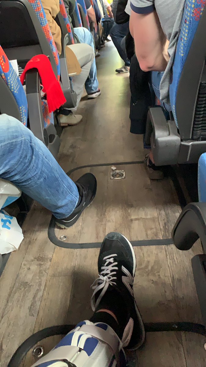 damian_v_t's tweet photo. Onderweg! 8 bussen, 450 supporters. Oss here we come! #ossspa https://t.co/uex3p5dJqU