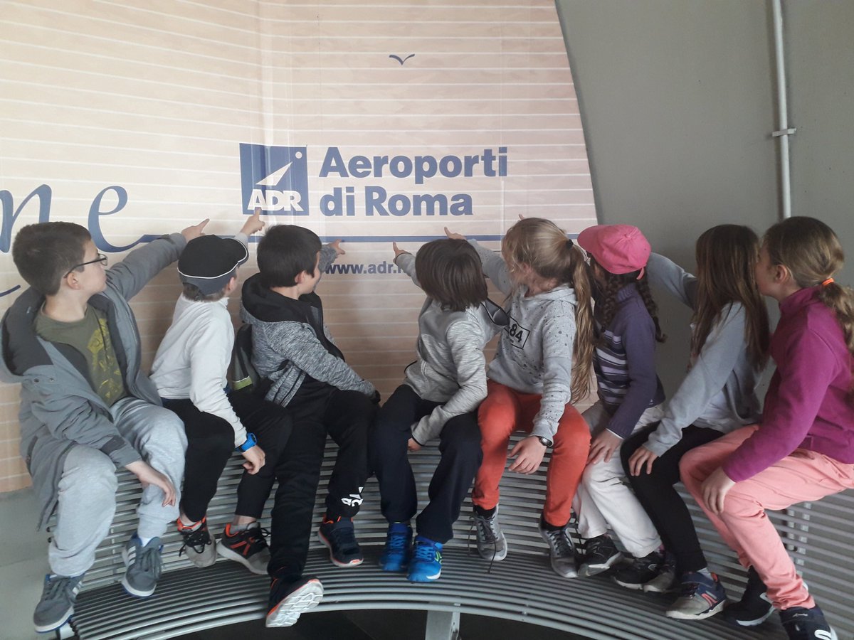 kreen07's tweet photo. #ErasmusPlus deuxième mobilité avec 8 @VernouxCm : direction l Italie...bientôt la côte adriatique à Giulianova, mais avant petite attente à Rome https://t.co/RNZmtnk0DG
