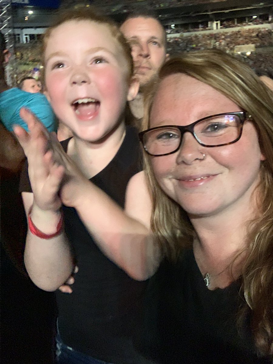 KaylaClaypoole's tweet photo. Last night I took my 7 year old to her first concert ever #GARTHinPITTSBURGH she couldn’t hang long after the rain delay but she had a blast!! #thanksgarth @garthbrooks https://t.co/lUB9OkVKAn