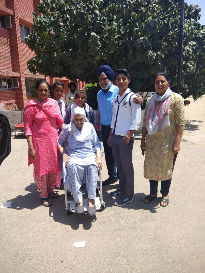 TheCEOPunjab's tweet photo. PwD voters being facilitated at polling booths.

#LokSabhaElections2019 #Phase7 #VotingRound7 #GotInked #GoVote #govote2019 #CEOPunjab
#AccessibleElections #DeshKaMahaTyohaar @socialpwds @ncpedp_india @SakshamTrust @samarthyam @senseindia @Svayam_India 
@PIB_India @PIBHIndi https://t.co/9TkEk0jX7x