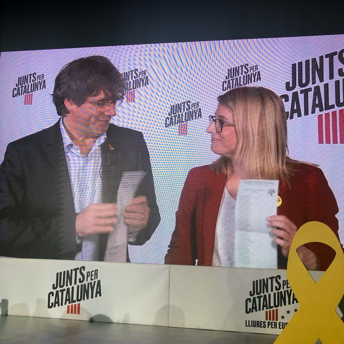 damiacalvet's tweet photo. El #26M hi ha dues paperetes, però un sol projecte: @JuntsXCat. Garantirem el mandat de l’#1O, defensarem els presos polítics i els exiliats i estarem al costat de la gent dels nostres pobles i ciutats.
A Europa, @KRLS.
A #BCN, @quimforn @elsa_artadi.
I a #SantCugat, @CarmelaStC. https://t.co/mr9Z6rcJMd