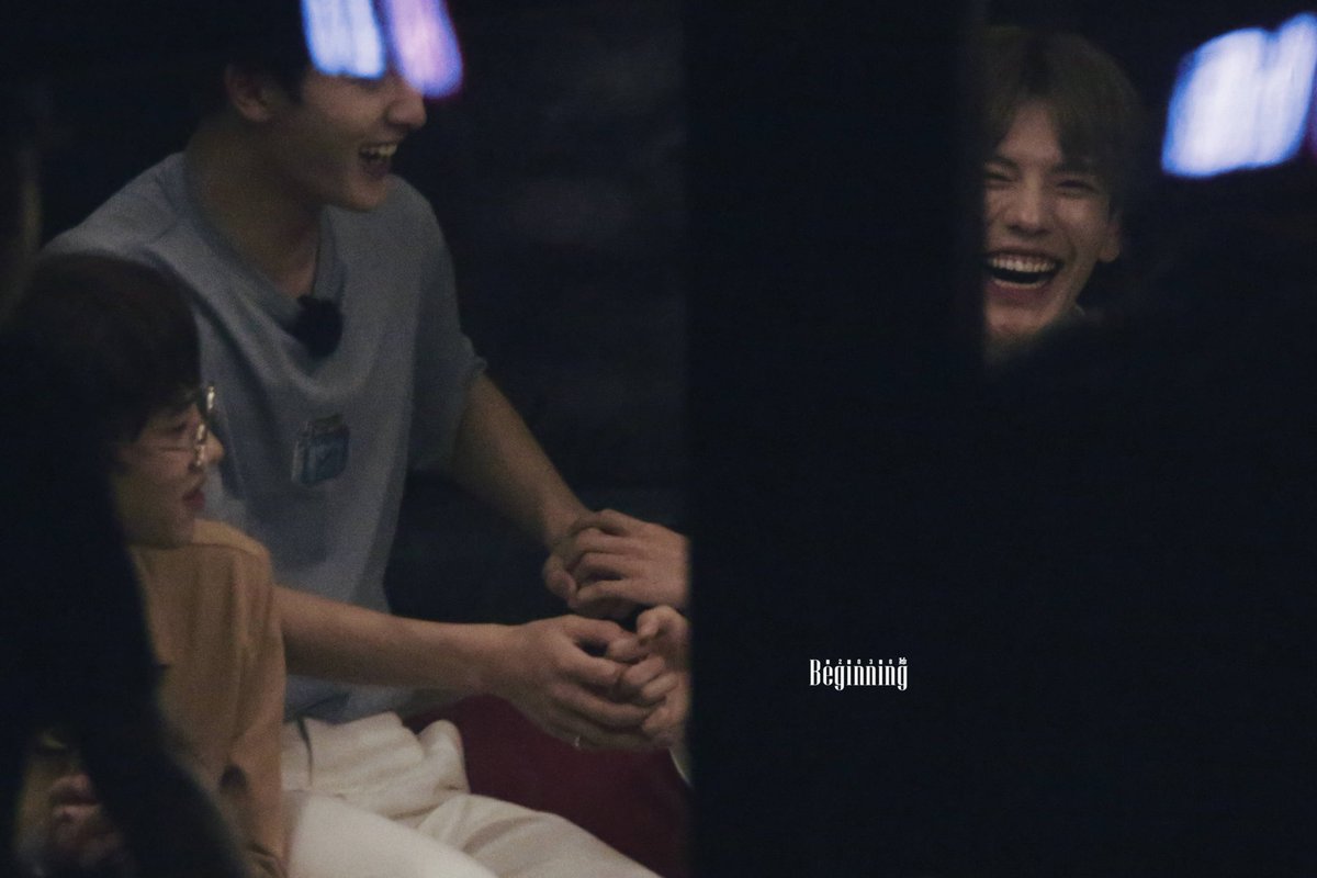 bitingslove's tweet photo. wenjun is so happy that we can clearly see his shark tooties!! 🦈
©·始丨11210318·
#毕廷 #BiTing #ปี้ถิง #毕雯珺 #朱正廷 #BiWenjun #ZhuZhengting #NEX7 #Top46 https://t.co/vcGqQoRTyb