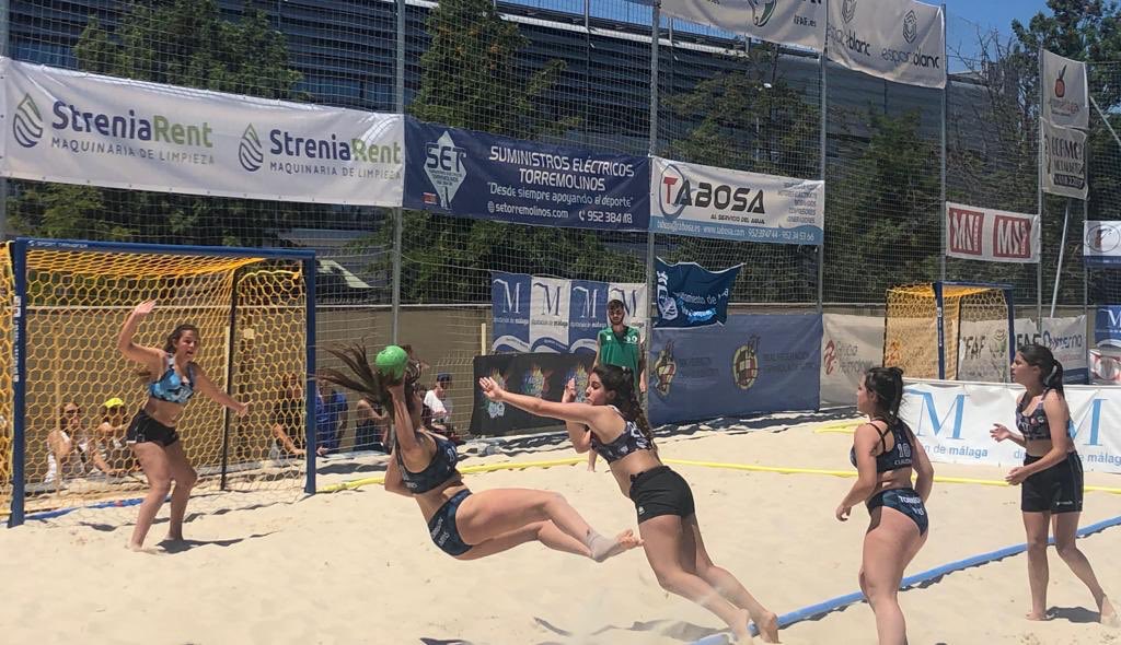 📸 La Temporada 2019 de #BalonmanoPlaya alza su telón en Andalucía, concretamente en Málaga, con el I Torneo Andaluz Femenino que se celebra en la ciudad deportiva de la Real Federación Andaluza de Fútbol.