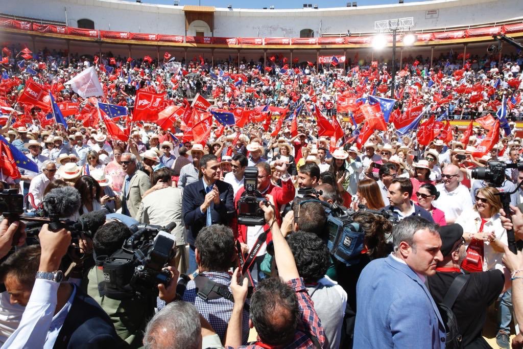 sanchezcastejon's tweet photo. El #28A una enorme ola de esperanza y progreso inundó España. El próximo #26M esa ola tiene que llegar a todos y cada uno de los rincones de nuestro país, votando al @PSOE. Y llegará. Hoy #Mérida ha sido un claro reflejo de ello. ¡Gracias a todos y todas! ❤

#SiempreHaciaDelante https://t.co/aUg5uvGH0w