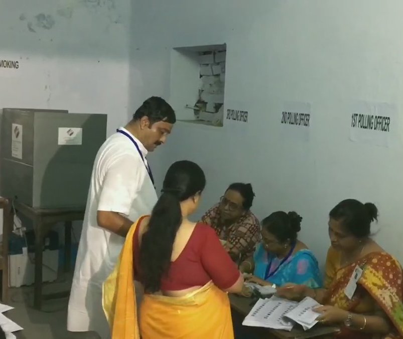 thefirstindia's tweet image. #VotingRound7: Kolkata North BJP candidate Rahul Sinha casts his vote at polling booth in Bijoygarh Shikshaniketan For Girls, in Jadavpur(West Bengal).
#FirstIndiaExpress #Phase7 #VoteKar #VoteKarIndia #ExitPoll2019