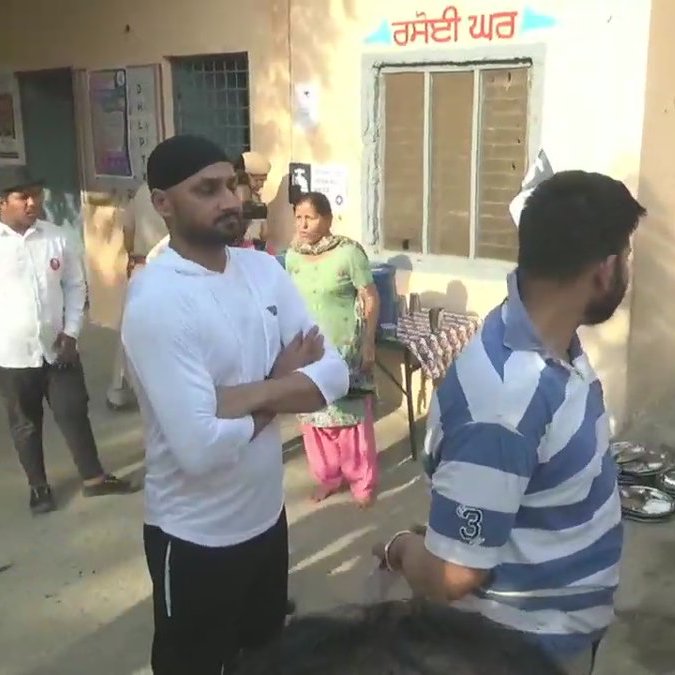 thefirstindia's tweet image. #VotingRound7: Cricketer Harbhajan Singh waits in queue to cast his vote at a polling booth in Jalandhar's Garhi village(Punjab).
#FirstIndiaExpress #Phase7 #VoteKar #VoteKarIndia #ExitPoll2019