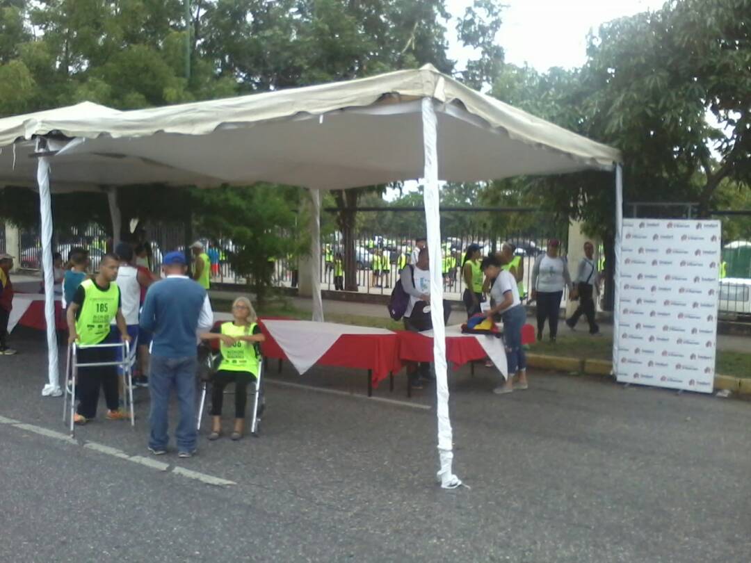 Estamos presentes en la #EcoBarquisimeto carrera 10K brindando atención médica a los participantes... Hoy le ganamos a la contaminación por un municipio ecológico y saludable 
@MiEcosocialismo @SPPSLARA @LuisJonasReyes