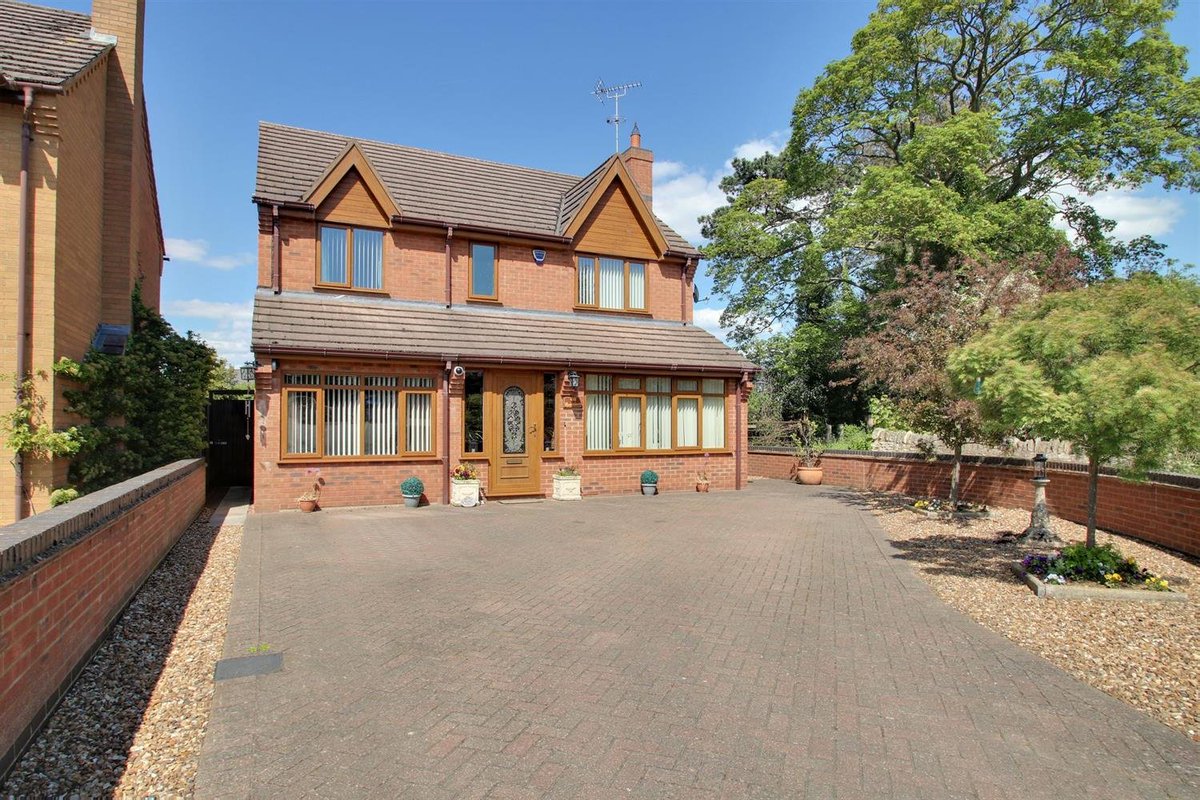 Take a look at this non-estate family home situated on the edge of a small town and with views over a paddock to the rear!
flinklp.haart.co.uk/ForSaleV5/?pro…