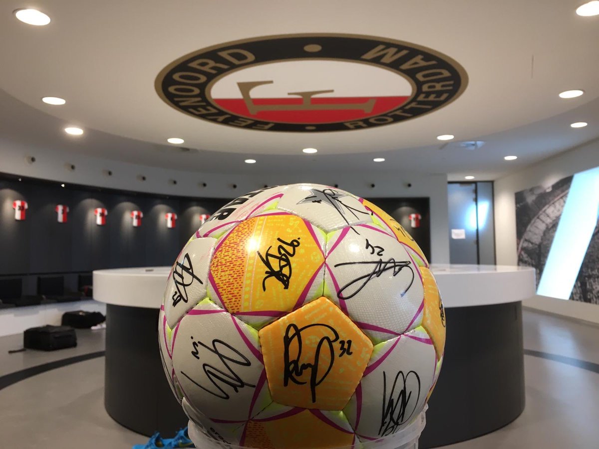 PretRunners's tweet photo. ⚽️‼️VEILING FEYENOORD BAL‼️⚽️
Met deze bal speelde Feyenoord een uitwedstrijd. De gehele selectie  heeft deze bal gesigneerd incl. Robin van Persie! De bal gaat naar de hoogste bieder op 11 juni om 20.00, een dag de #roparun Biedingen via de Pretrunners Facebook  en Instagram ⬇️ https://t.co/h7vx3QNpzG