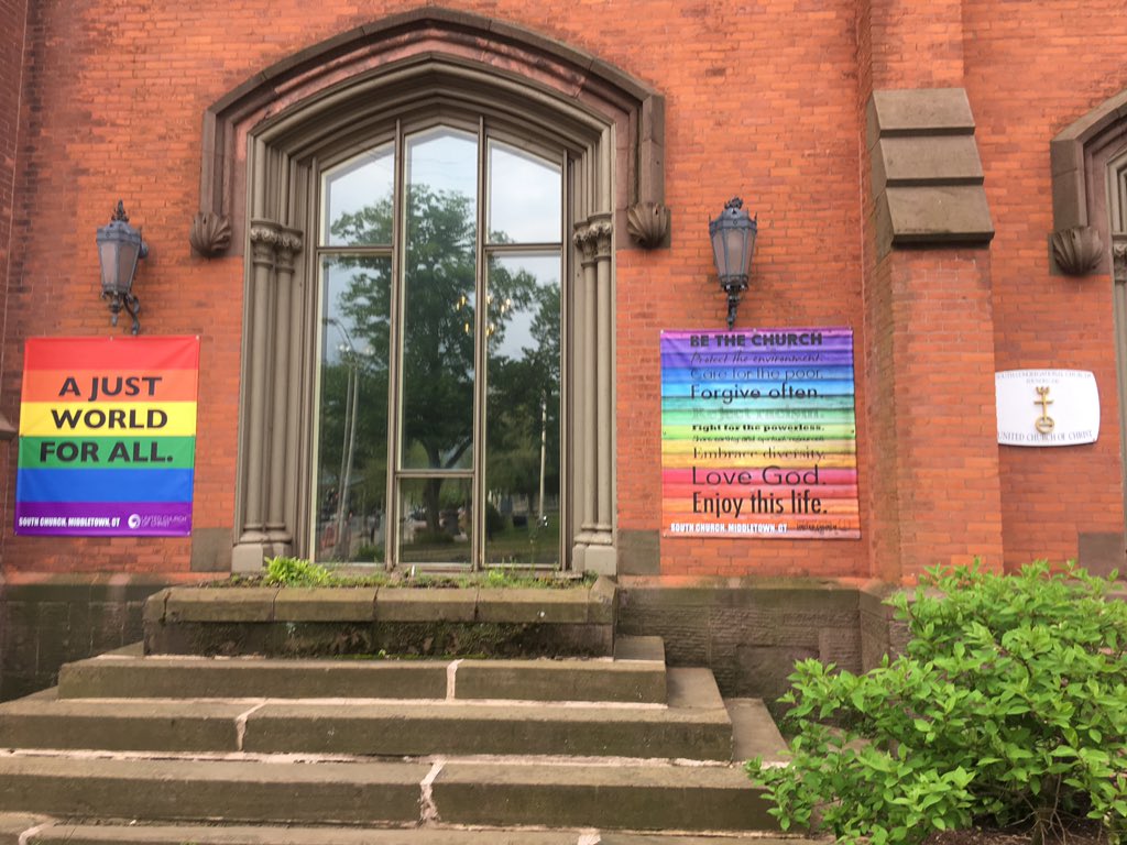 missy553858521's tweet photo. Love this time of year. Light out so early and the days getting longer. This morning I passed this huge banner on the historic South Green Church. Ever see or read something and it just grabs you. Perfect.  #MiddletownCT https://t.co/7vQ0prfvl0