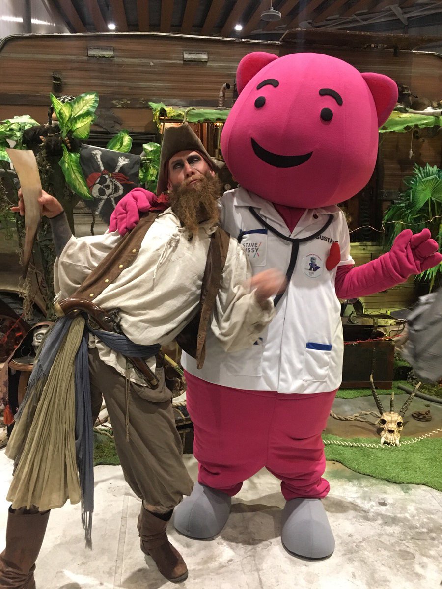 De super héros aux côtés de notre super Gustave pour un super moment de mobilisation contre le #cancer aux #GeekDaysLille 💪