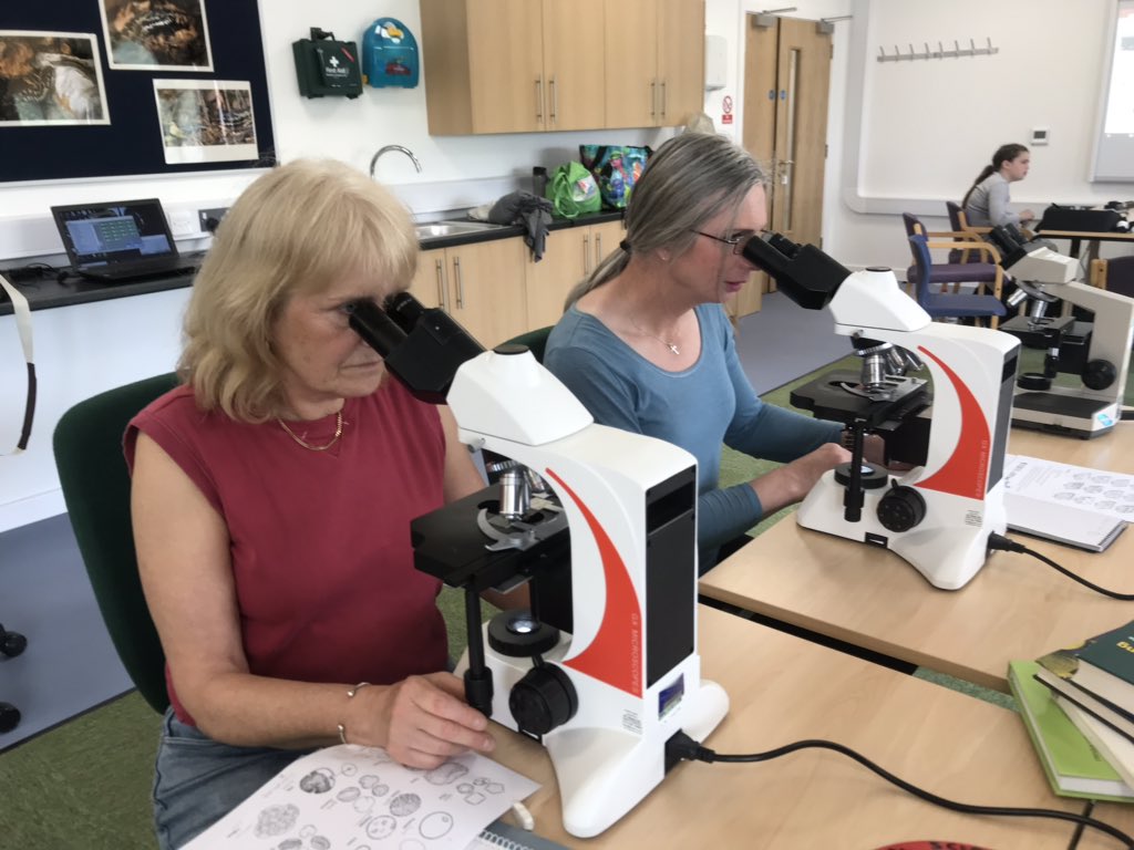 EnviroSuzi's tweet image. Pollen master class is in full swing with @HHLWildscape! #citzenscience W/@Fossilbeetle @DrMJBunting @DrM_Farrell @IoAHC