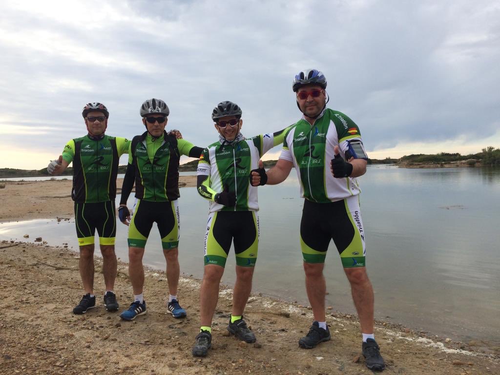 miguelgiron1975's tweet photo. Salida con #Otylia y la #LigaAlmuercito @CLUB_RRT caída tonta incluida por culpa de las #putasCalas #cremaetrules #cycling #rider #SiNoPuedesCorrerPedalea #NeverGiveUp #VamosMarintxu #TuTeCuras https://t.co/X11liAEChu