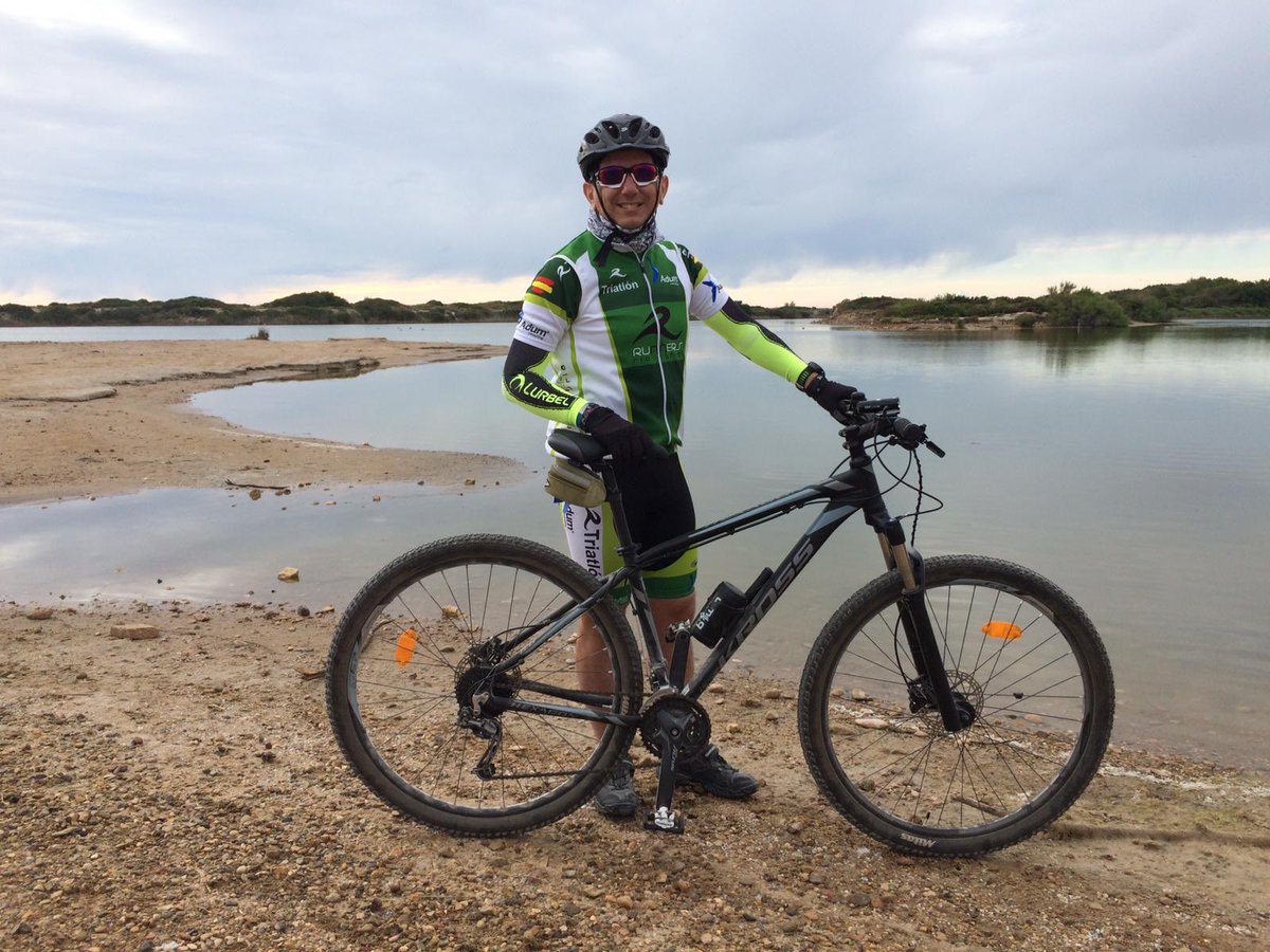 miguelgiron1975's tweet photo. Salida con #Otylia y la #LigaAlmuercito @CLUB_RRT caída tonta incluida por culpa de las #putasCalas #cremaetrules #cycling #rider #SiNoPuedesCorrerPedalea #NeverGiveUp #VamosMarintxu #TuTeCuras https://t.co/X11liAEChu