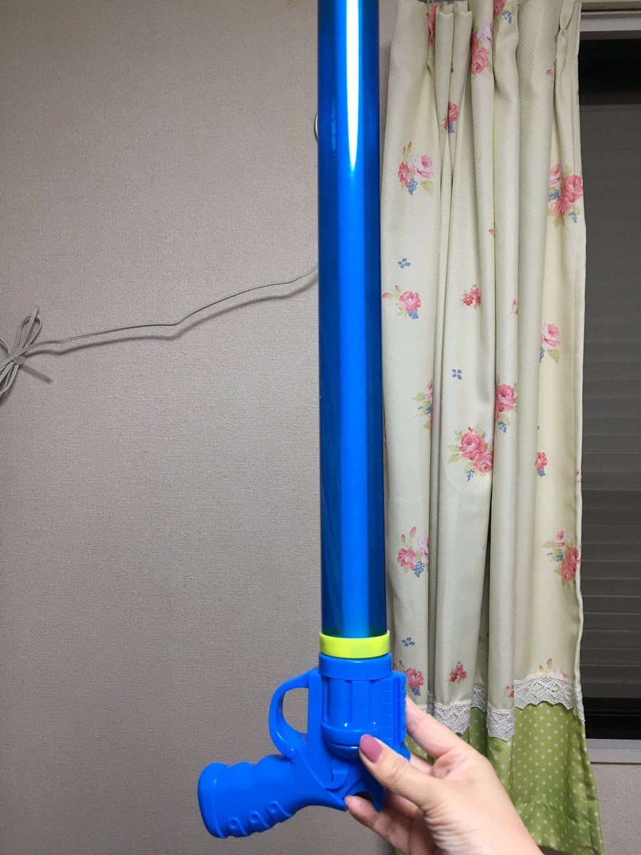蒼人 على تويتر これから大きな銃を作る予定のあるレイヤー各位 ダイソーで巨大水鉄砲売ってました きっと役立つと思います 300円 もちろん私はユーステスの為に買いました