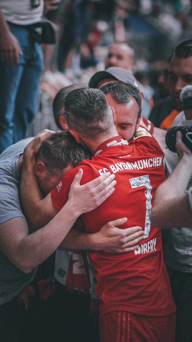 FranckRibery's tweet image. Saying goodbye to the fans at Allianz Arena yesterday was so incredibly hard 😢🙏🏼 But one thing I know for sure: I will carry you in my heart wherever I go ❤⚪🙌🏼 #MIASANMIA @FCBayern
 
📸 Finn Clausen / Nadine Bauer