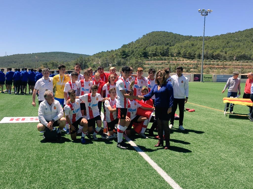 CulturaGOIB's tweet photo. Hem celebrat a Sant Josep de sa Talaia, #Eivissa, les finals d'esport escolar de les Illes Balears de futbol infantil cadet⚽ L'enhorabona a tots els participants. La consellera @FannyTurRiera ha fet entrega dels trofeus. https://t.co/wJvt9ff10C