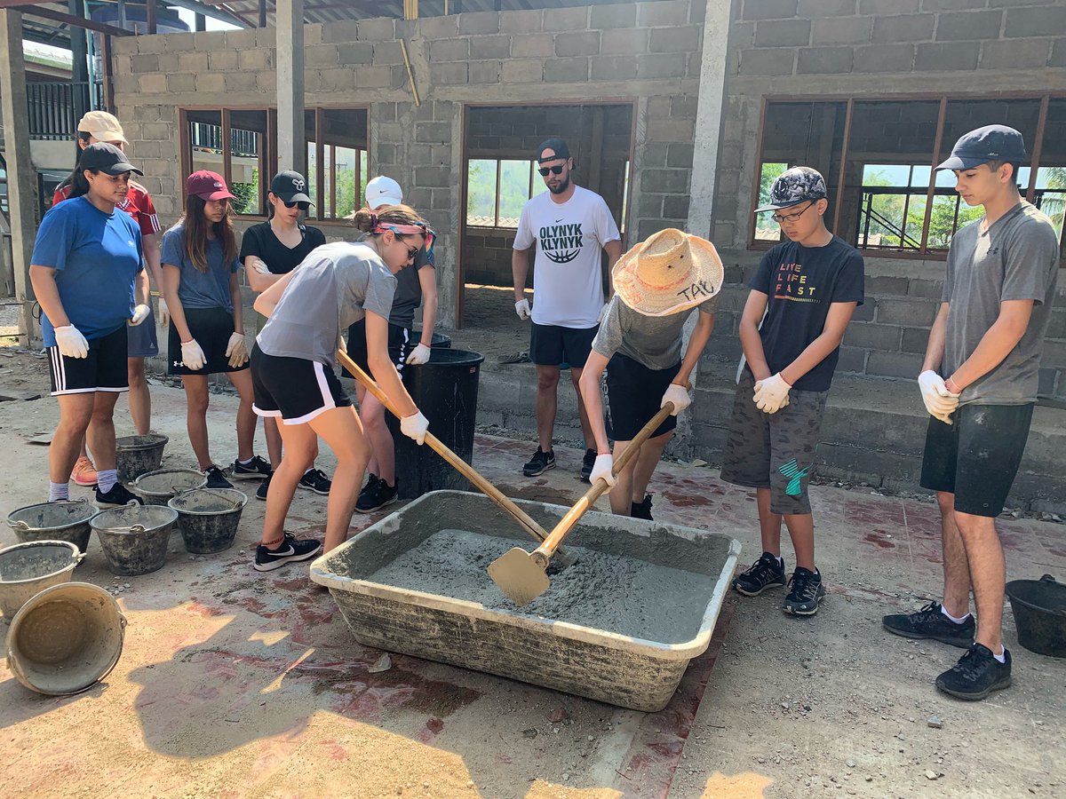 bernsteingex's tweet photo. Thankful for our kind hearted and strong students who put everything they had into cleaning and building proper facilities for two different groups of children in need in Thailand. #mulgravethailand 🇹🇭🌏❤️💕🦋🔥 https://t.co/IjdOCt3sSe