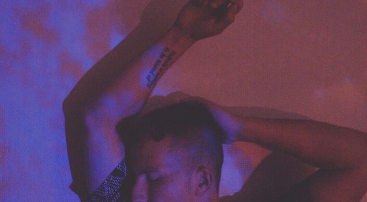 iamsamuelmusic's tweet photo. Do you like synthpop? Loosing yourself to the rhythm? Catchy songs that make you wanna dance? If you answered yes then heads up I’m dropping some teaser visuals you are gonna LOVE 💕
.
#synthpop #visuals #brightonsinger https://t.co/dn2HwGm3Hm