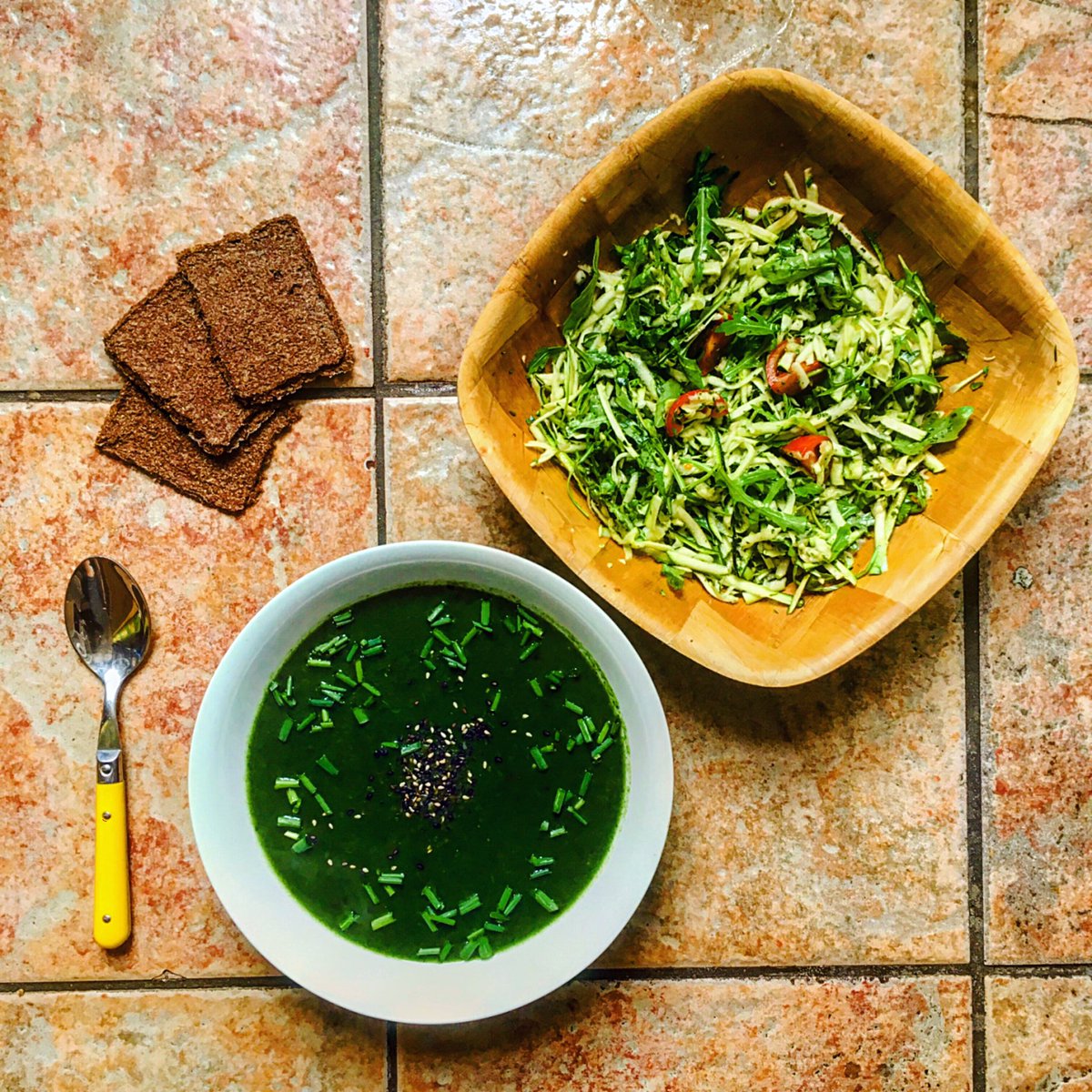 🌿Spinach, tomato, dulse, chive and sesame seed soup + courgette, rocket, tomato and wils garlic salad + 100% bran crispbreads  #spinach #courgette #wildgarlic #getyourgreens #seasonaleating #eattherainbow🌈 #plantbased #plantpowered #melarossa #vegan #vegetarian #fitfood