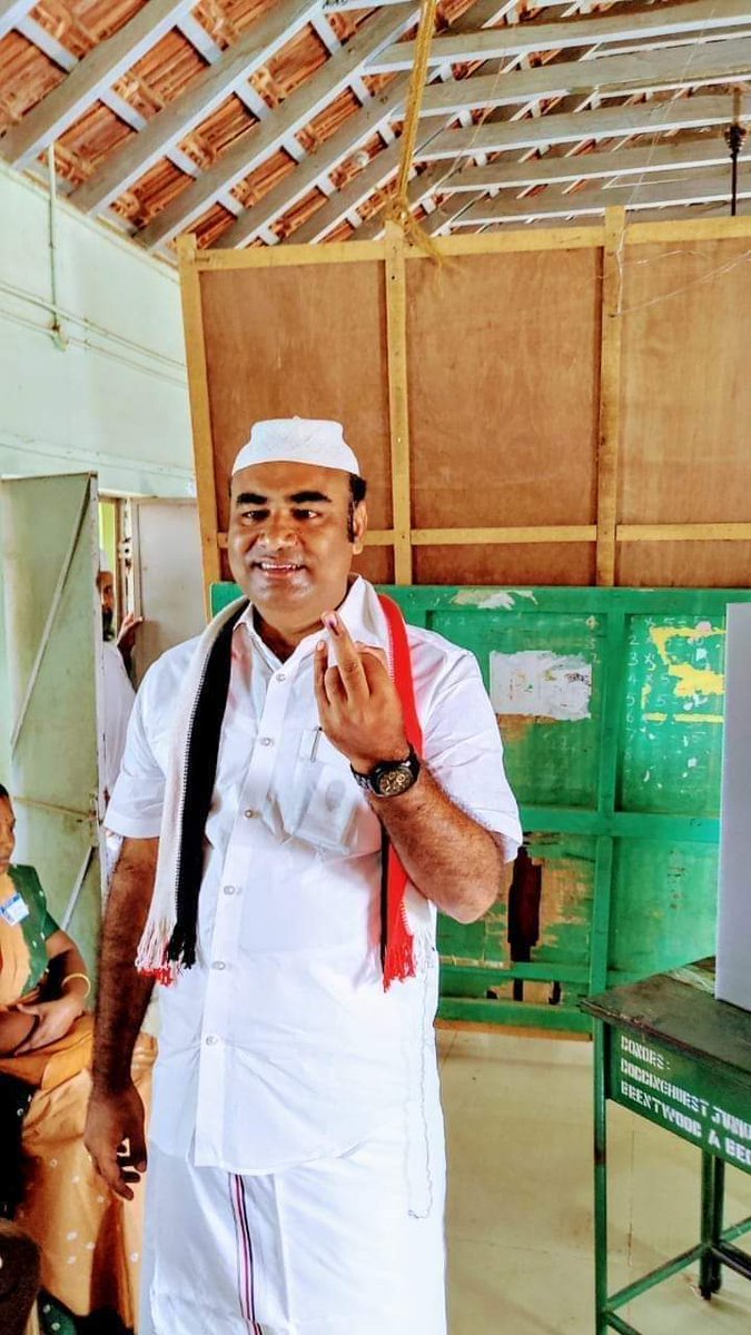 Nallusa95's tweet photo. அரவக்குறிச்சி இடைத்தேர்தலில் போட்டியிடும் கழக வெற்றி வேட்பாளர் திரு.PH.சாகுல்ஹமீது அவர்கள் பள்ளப்பட்டி தெற்கு பள்ளியில் தனது வாக்கினை பதிவு செய்தார்.
#AMMK |#VOTE4GIFTBOX |#Vote4GiftPack |#TTVDhinakaran |#அரவக்குறிச்சி4AMMK https://t.co/B2RA36uxwh