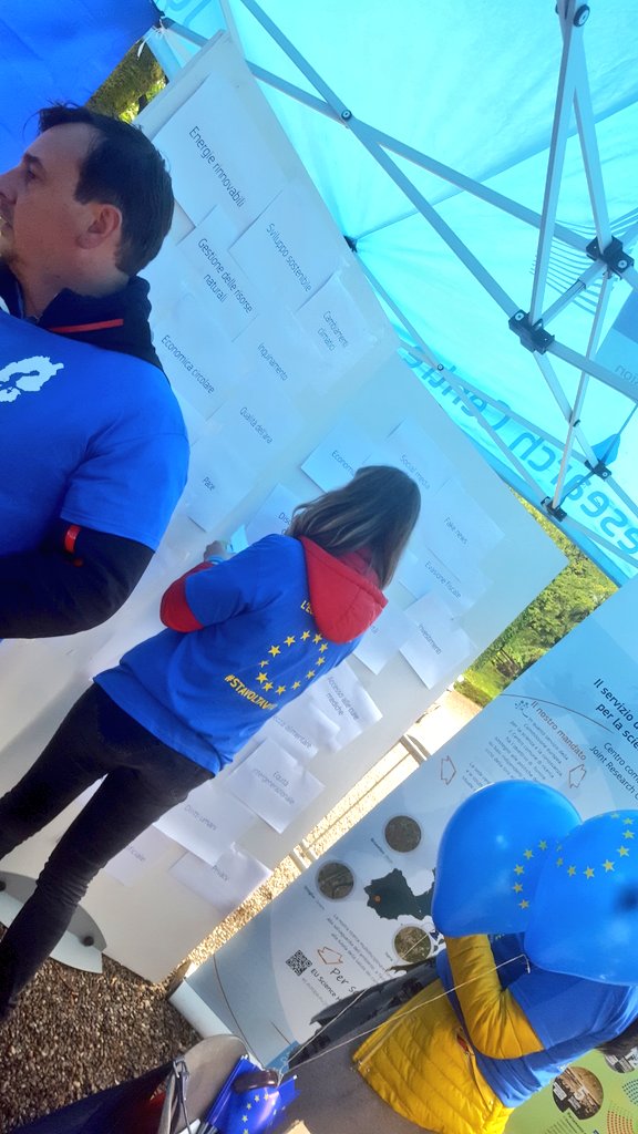 ED_Lombardia's tweet photo. Oggi a #Walk4Europe #Varese abbiano chiesto quali fossero per i cittadini le priorità a cui l'#UE deve far fronte: #climatechange #SocialEquality e #humanrights ai primi posti.
#stavoltavoto
#ThisTimeImVoting https://t.co/25H4SsFeOV