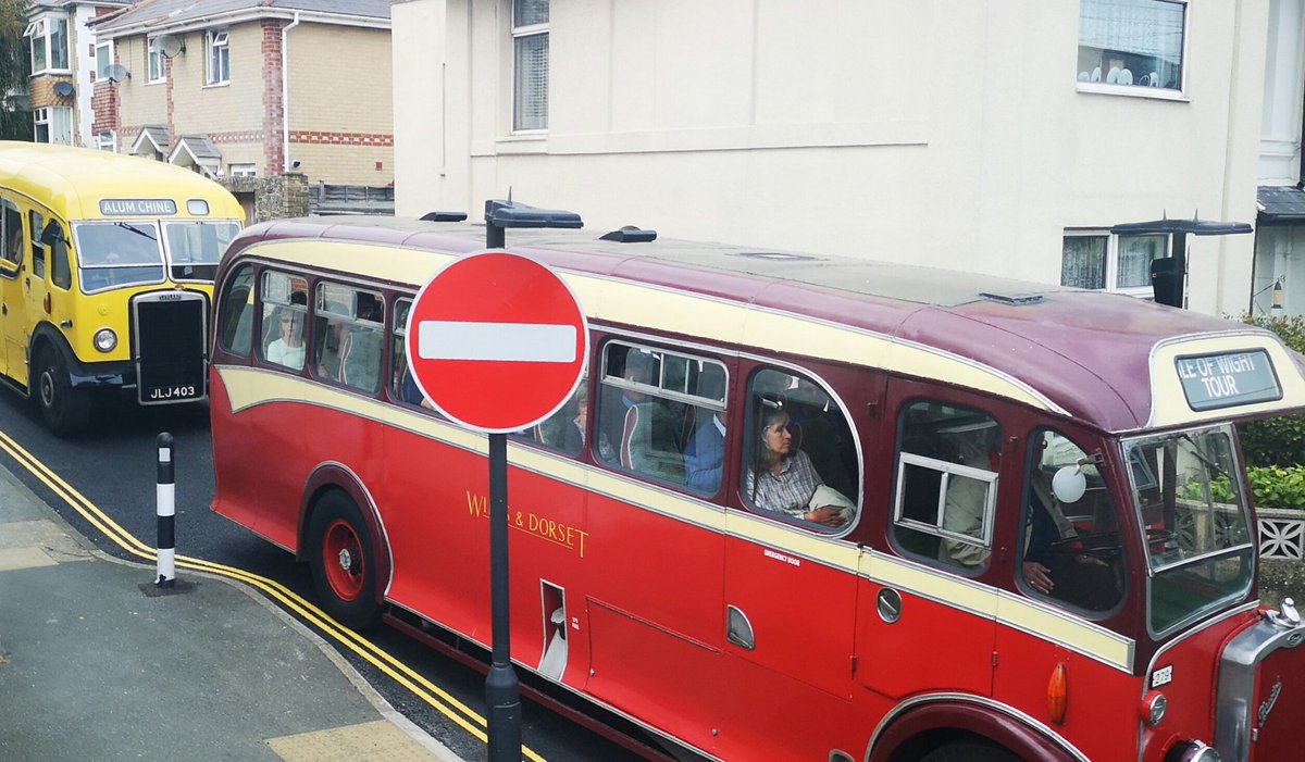 WightHot's tweet photo. Buses literally queuing to get to @iowbusmuseum as part of #Rydabus weekend. I'm on bouncy 1973 Bristol on route to Havenstreet. #BusChat #FreeWight https://t.co/sWosjAyWd5