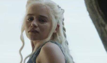 inOursonUtrust's tweet photo. Vous vous rappelez quand Daenerys elle était à 2 doigts de chialer parceque son dragon avait dracarysé le pauvre gamin d'un agriculteur là ? Ptdrr
La salope meurt ce soir.
#ActorStudios https://t.co/xfRap6Hwox