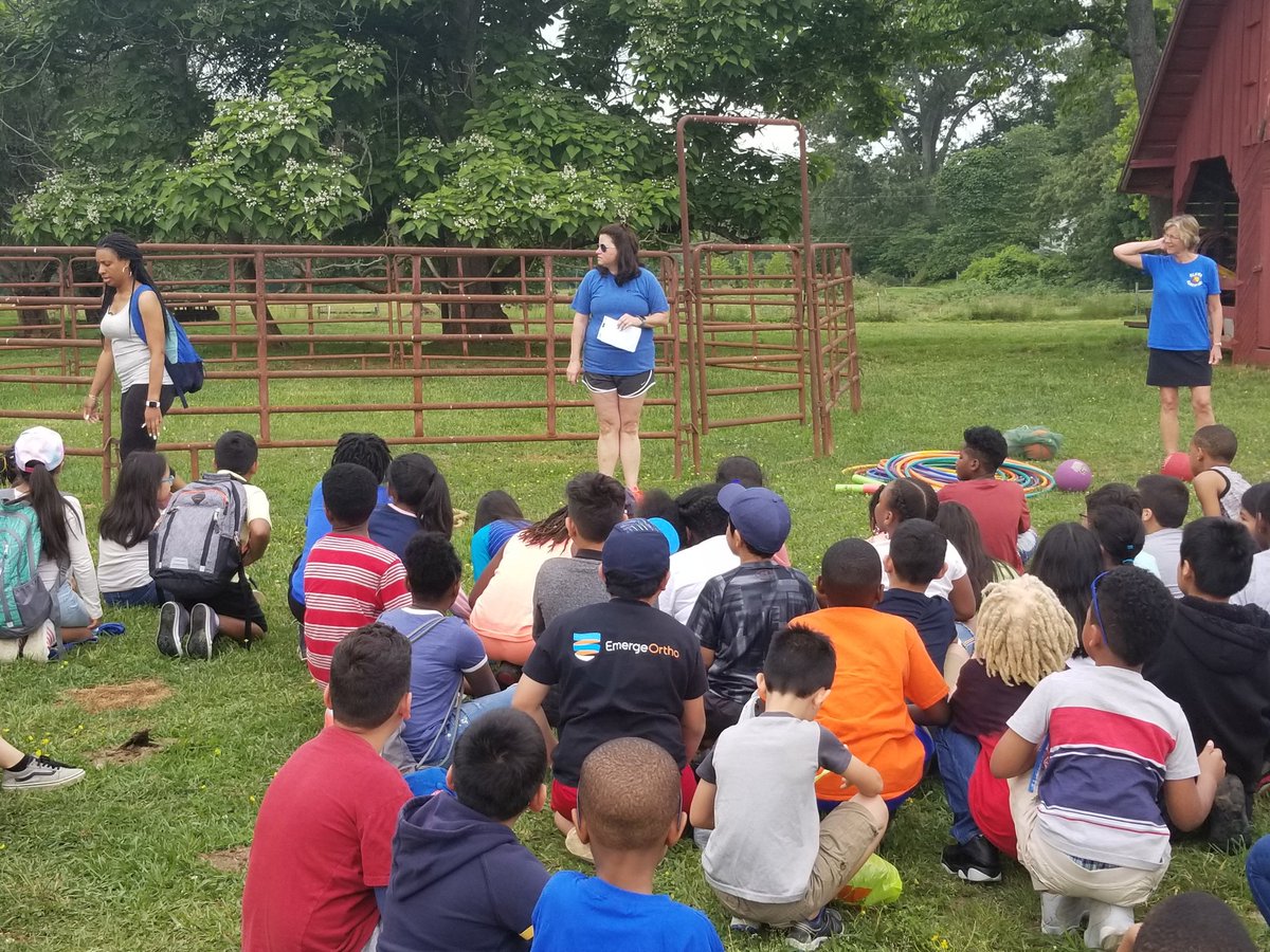 MEGrimson's tweet photo. Enjoyed a fantastic field trip to Parker Farms on Friday with our entire 3rd grade! @GlennPride https://t.co/7cnBQweFq4
